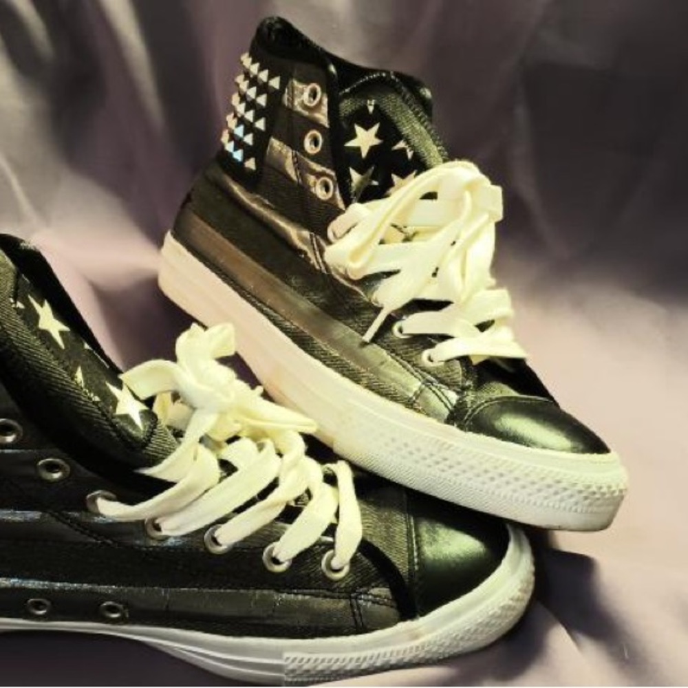 Mens size 10 high tops, all star converse